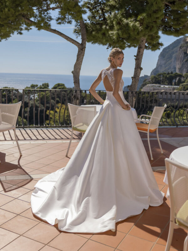 Abito da sposa in mikado accollato taglio redingote