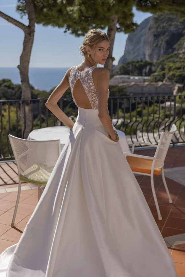Abito da sposa in mikado accollato taglio redingote - immagine 3