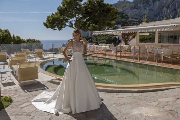 Abito da sposa in mikado accollato taglio redingote - immagine 2