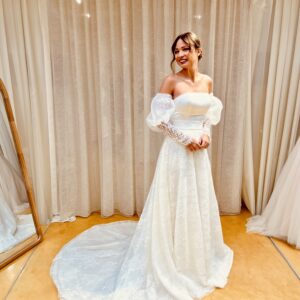 Abito da sposa gonna e maniche in pizzo, corpetto liscio dritto senza spalline