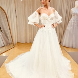 Abito da sposa in pizzo e cristalli con maniche a palloncino morbide