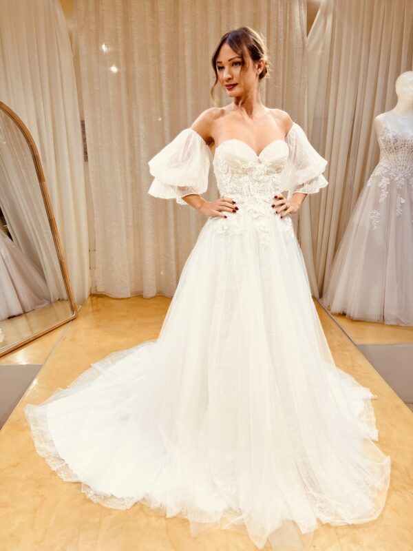 Abito da sposa in pizzo e cristalli con maniche a palloncino morbide