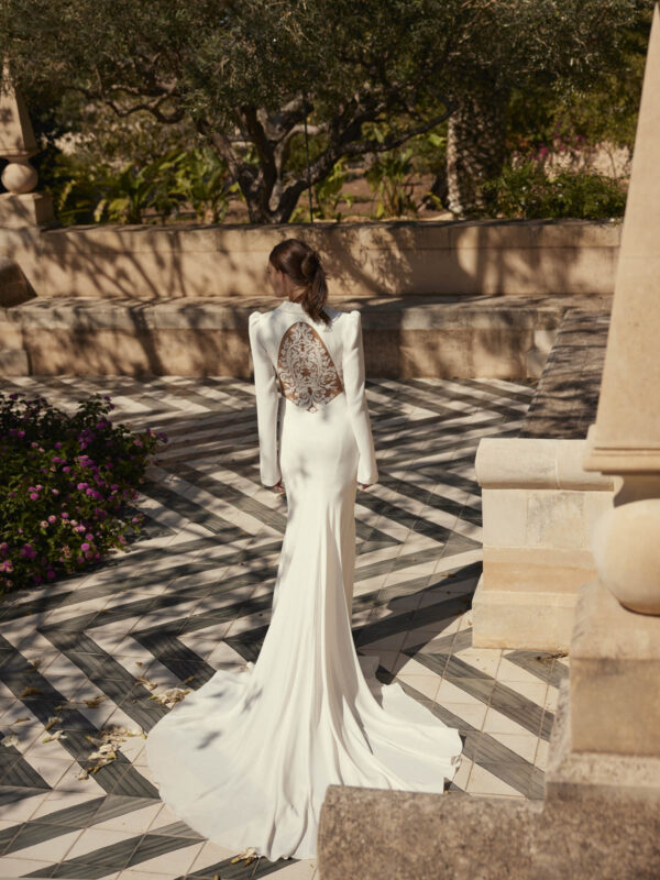 Abito da sposa stile maschile a sirena - immagine 3